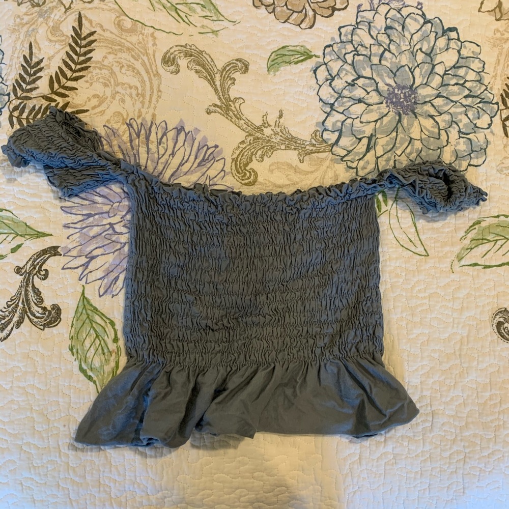 Gray cropped shirt
